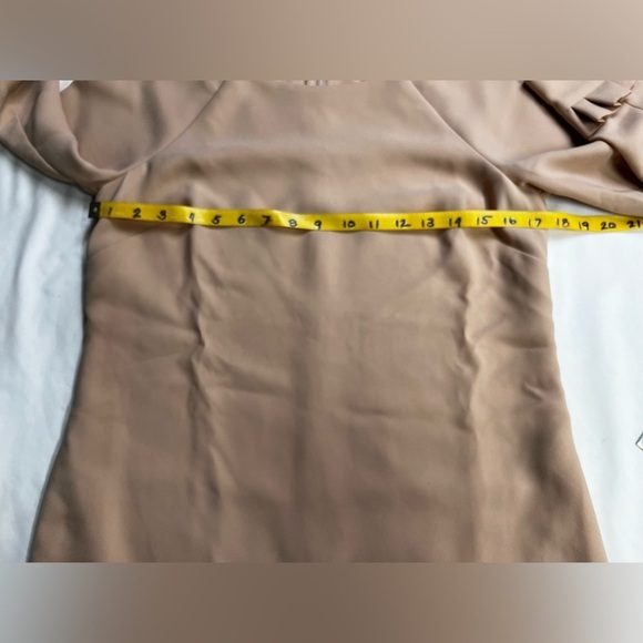 BANANA REPUBLIC Buff Beige ruffle cuff crepe shift dress size 2.‎
